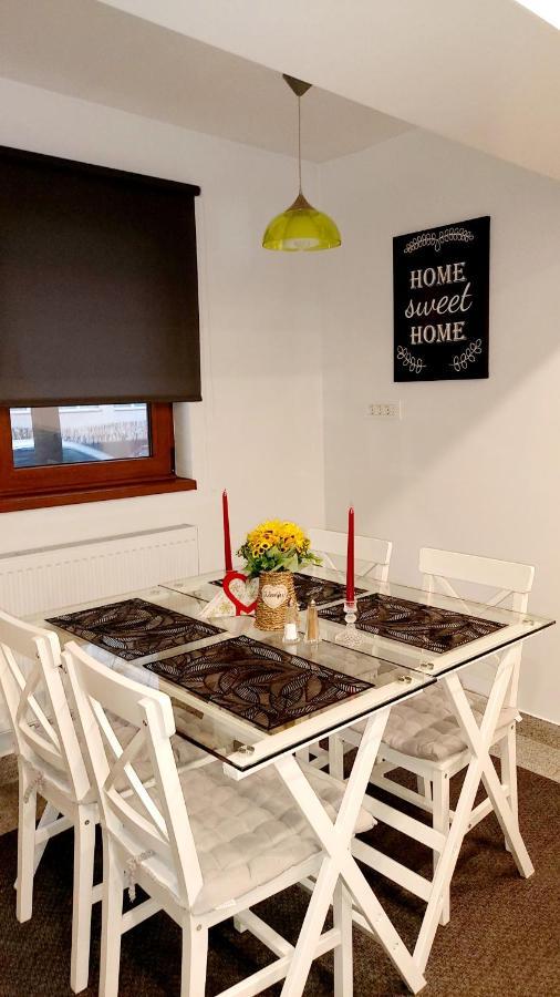 La Fluturi Apartament Lägenhet Suceava Exteriör bild